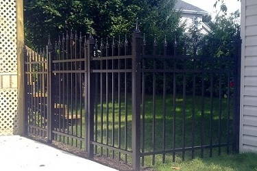 Clôture ornementale en aluminium installée à Blainville